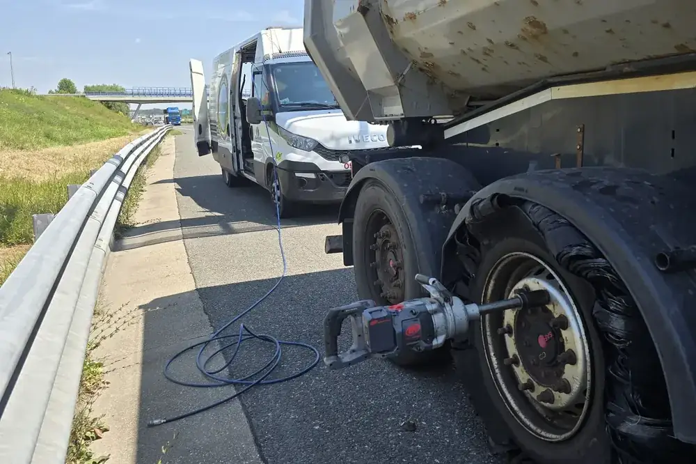 Popravak raspuknute gume na poluprikolici uz zaustavni trak autoceste