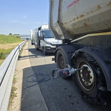 Popravak raspuknute gume na poluprikolici uz zaustavni trak autoceste