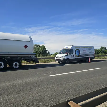 Intervencija na cisterni uz zaustavni trak autoceste