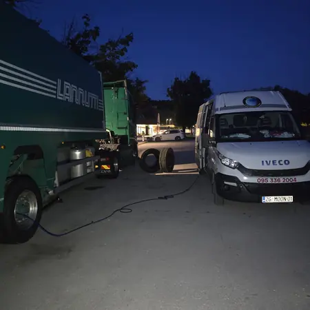 Noćna intervencija na parkiralištu – zamjena guma na teretnom vozilu