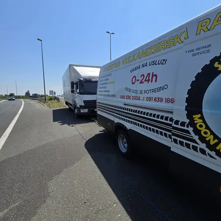 Servisno vozilo Moon Mobility Tyres uz teretno vozilo na državnoj cesti