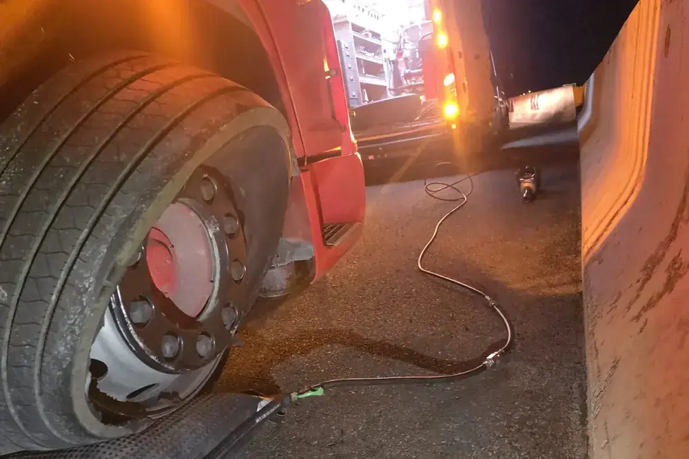 Noćna intervencija na kamionu uz osvijetljenu pokretnu radionu
