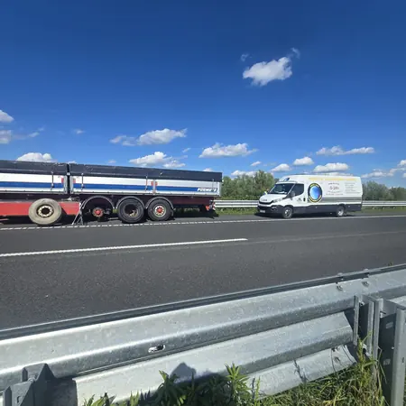 Servisno vozilo uz poluprikolicu na zaustavnom traku autoceste