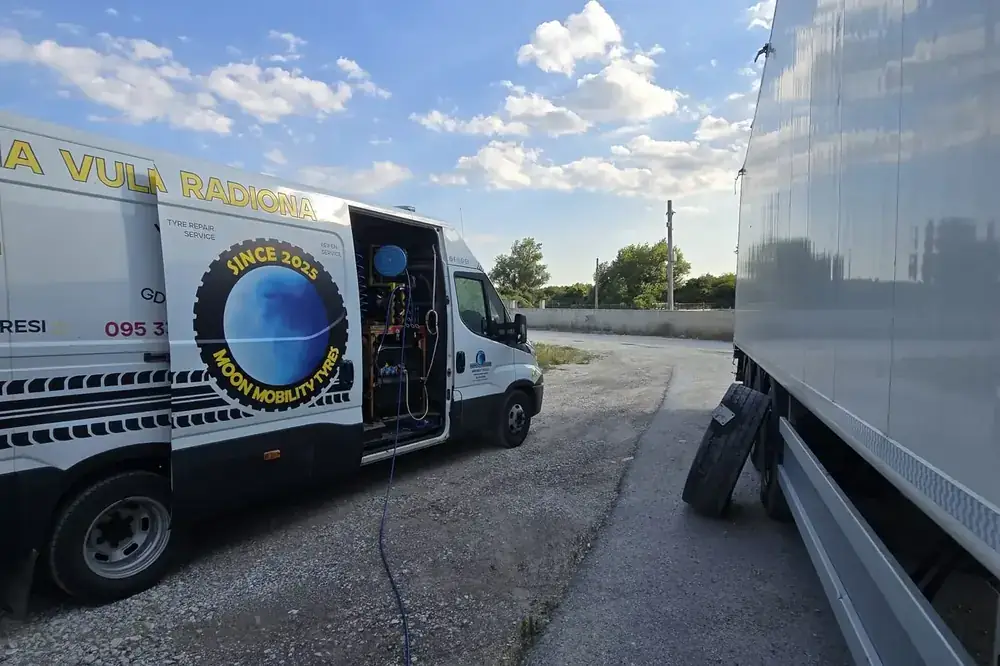 Zamjena kotača na poluprikolici uz servisno vozilo