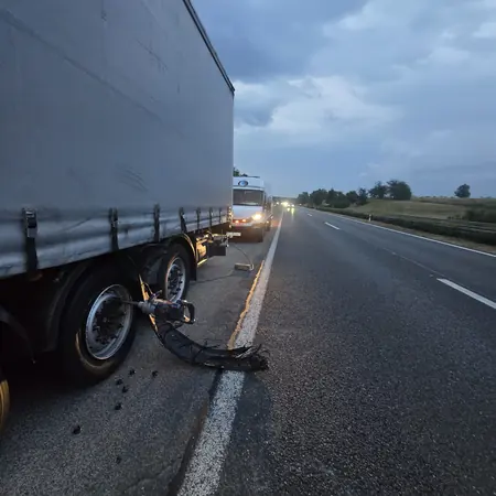 Zamjena razderane gume na poluprikolici u sumrak, na autocesti
