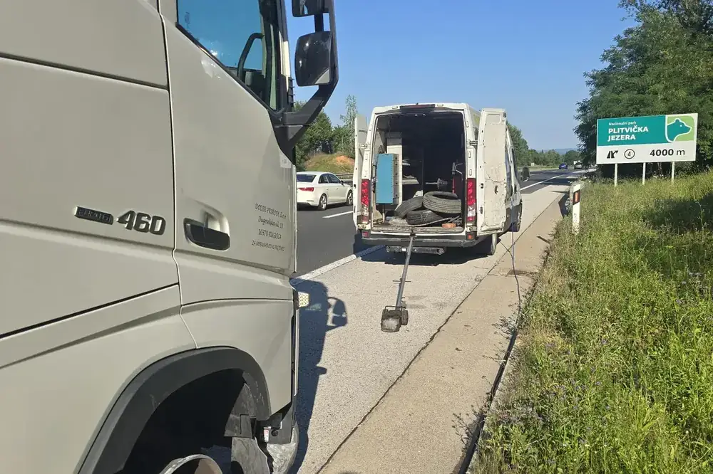 Servisno vozilo uz teretni kamion na cesti prema Plitvičkim jezerima