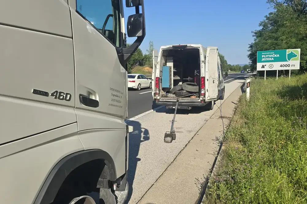Servisno vozilo uz teretni kamion na cesti prema Plitvičkim jezerima