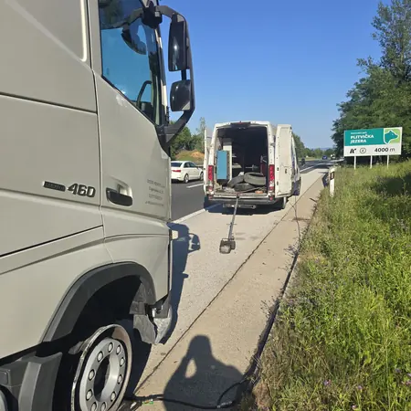 Servisno vozilo uz teretni kamion na cesti prema Plitvičkim jezerima